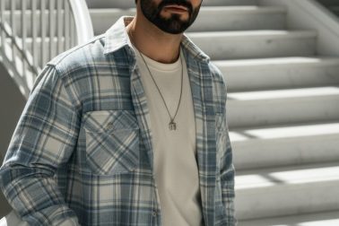 Модный портрет на мраморной лестнице