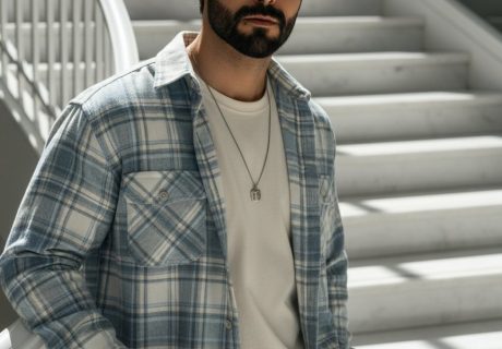 Модный портрет на мраморной лестнице