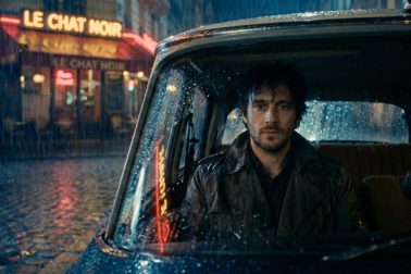 Мрачная кинематографическая сцена в парижском автомобиле