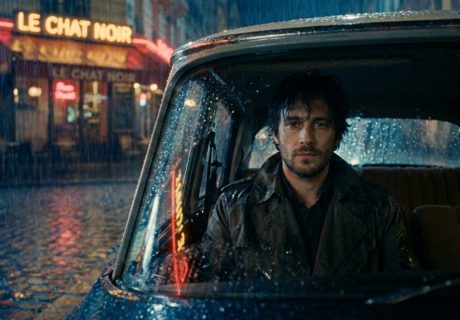 Мрачная кинематографическая сцена в парижском автомобиле