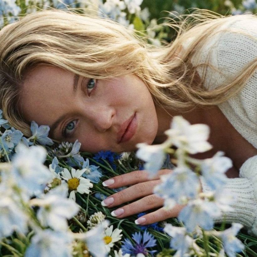 Промт фотосессии в плевых цветах