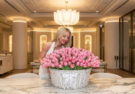 Промт "Девушка с букетом"