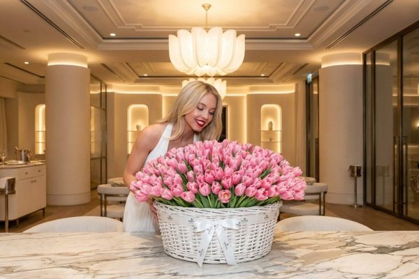 Промт "Девушка с букетом"